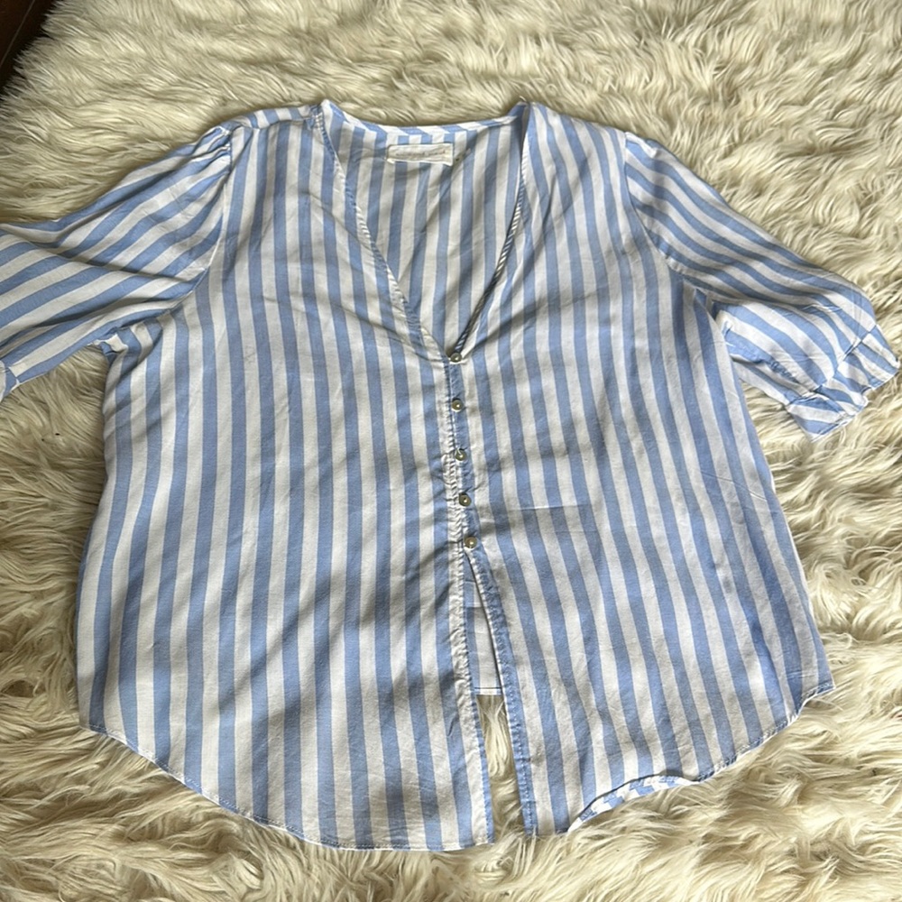 Cute summer blouse.   Fun sleeves